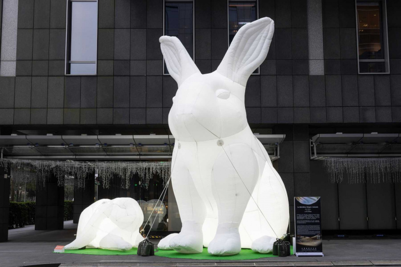 兩隻大型白兔燈飾於台北寒舍艾美酒店門口展示，其中一隻高達7公尺。（圖／台北寒舍艾美酒店提供）